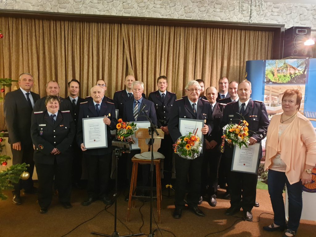 Ausgezeichnet mit dem Titel "Bürger des Jahres" - die freiwillige Feuerwehr Werdum mit Bürgermeister René Weiler-Rodenbäck und seiner Stellvertreterin Christa Kleen-Koopmann